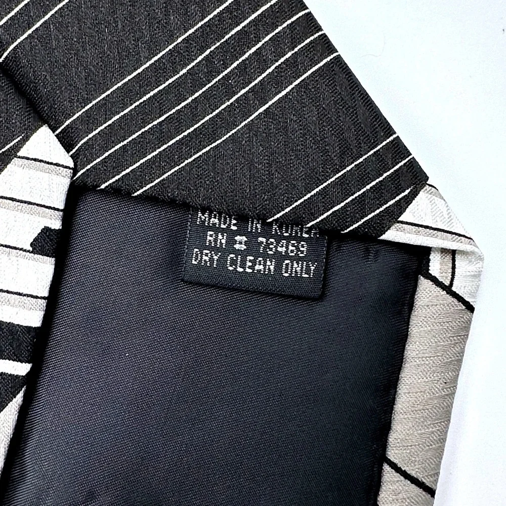 Vintage 1995 Looney Tunes Bugs Bunny Piano Music Note Black Novelty Tie Mens
